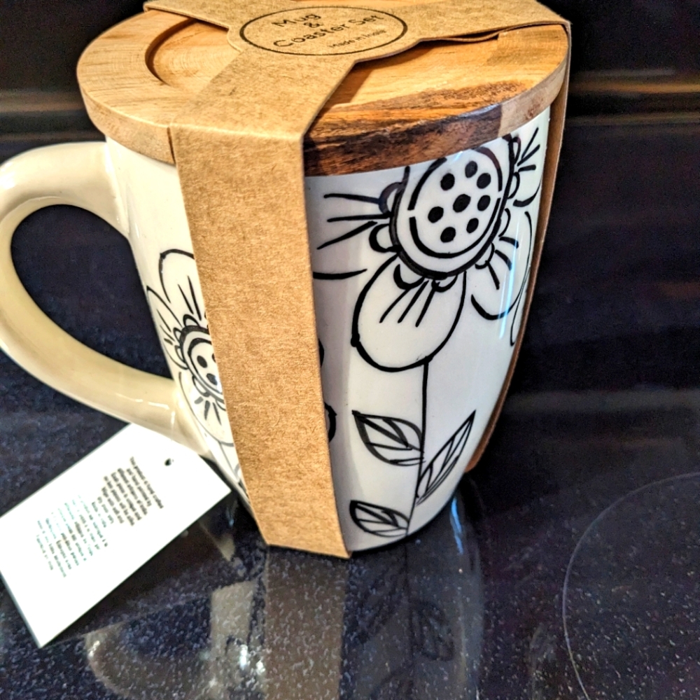NWT Made in India Off White & Black Floral Coffee Mug & Wood Coaster Lid Set